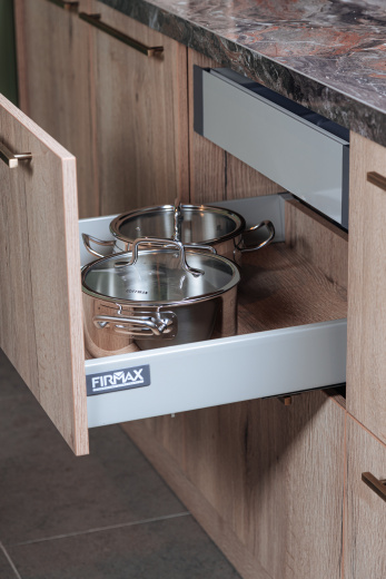 Угловая кухня с глухими фасадами