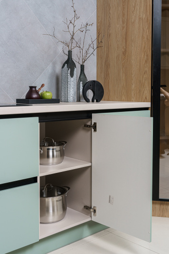 Прямая кухня с бутылочницей