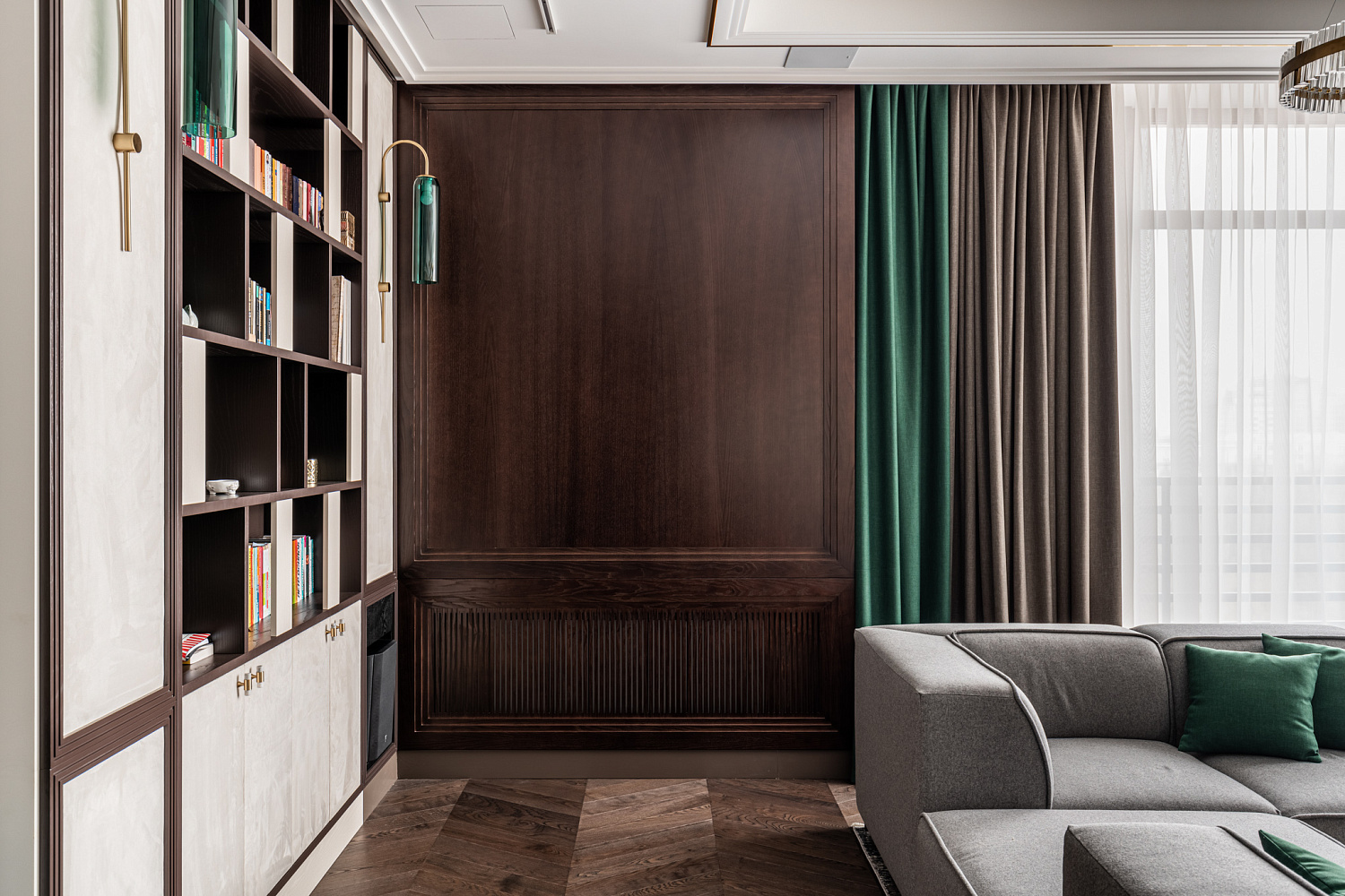 Гостиная с тв-зоной и шкафом для книг