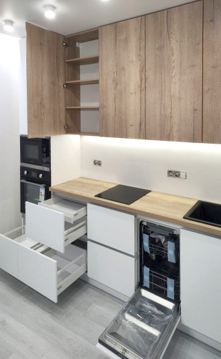 Угловая кухня с глухими фасадами