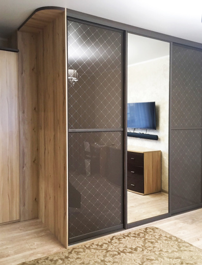 Шкаф-купе с декоративным стеклом