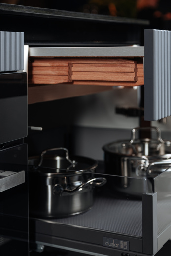 Прямая кухня с фрезерованными фасадами