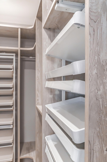 Гардеробная с поворотными обувницами