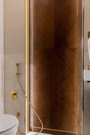 Распашные двери в ванной комнате 