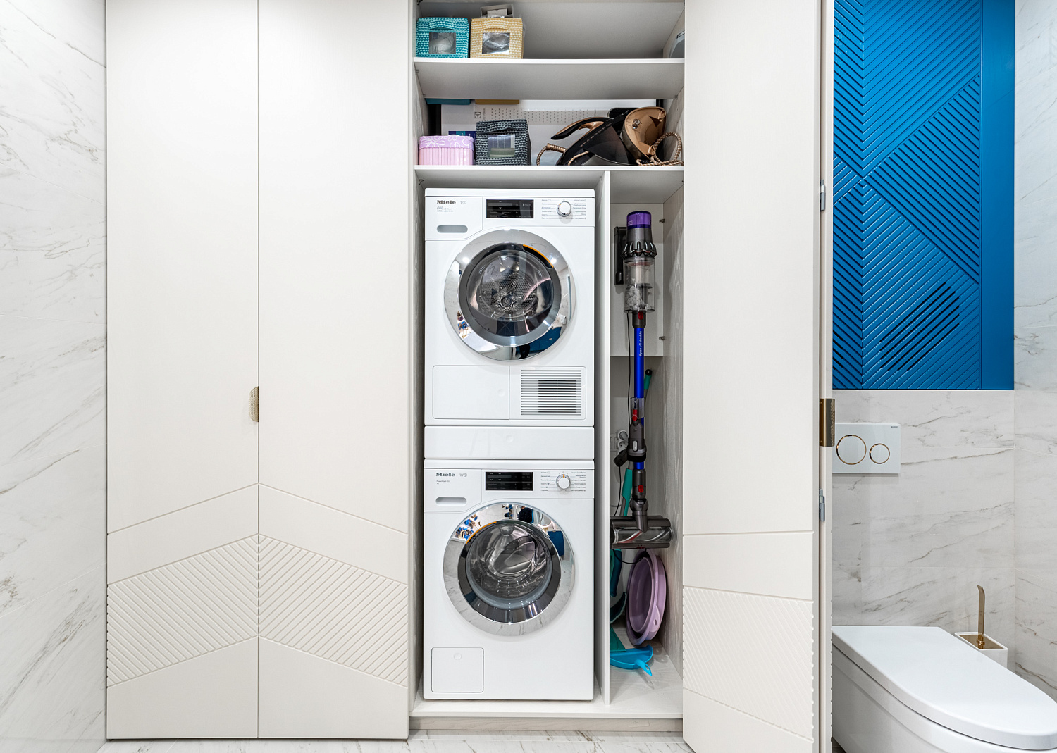 Складной шкаф из шпона в ванную комнату