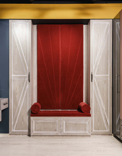 Прихожая из шпона с мягким элементом