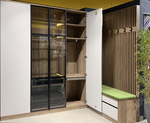 Угловая прихожая с рейками