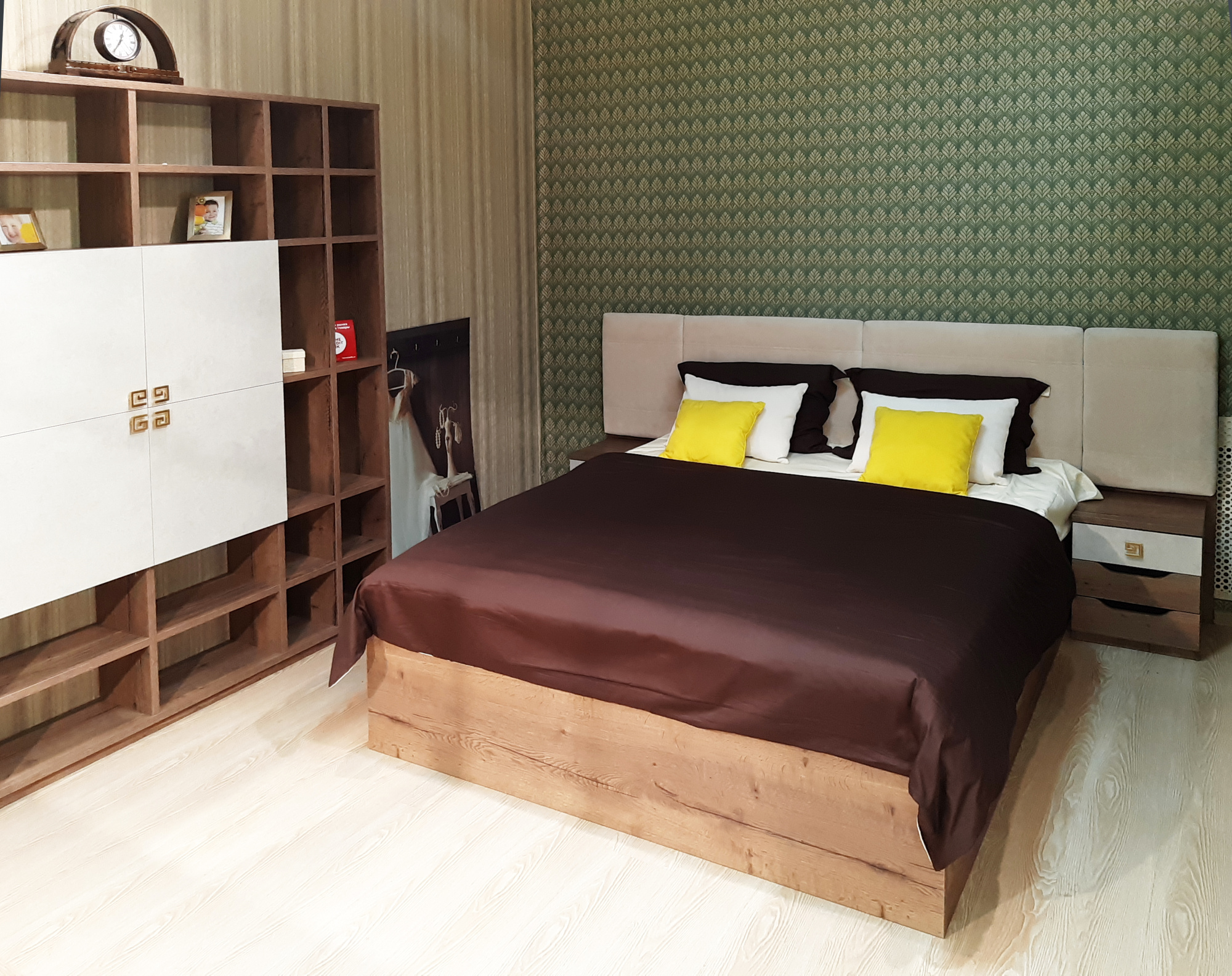 Кровать с мягким изголовьем (элементом) и подъемным механизмом