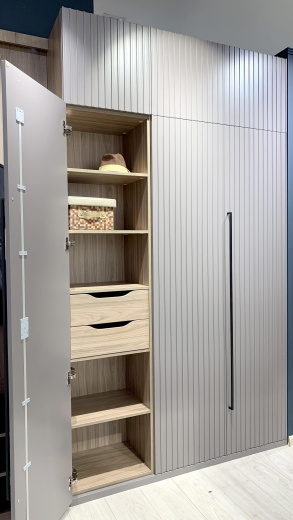 Прихожая с МДФ фасадами и складной дверью