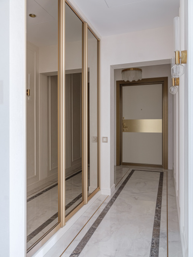 Распашной зеркальный шкаф 