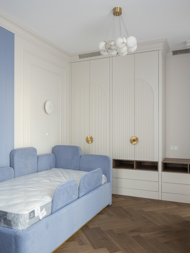 Распашной шкаф с фрезерованными фасадами