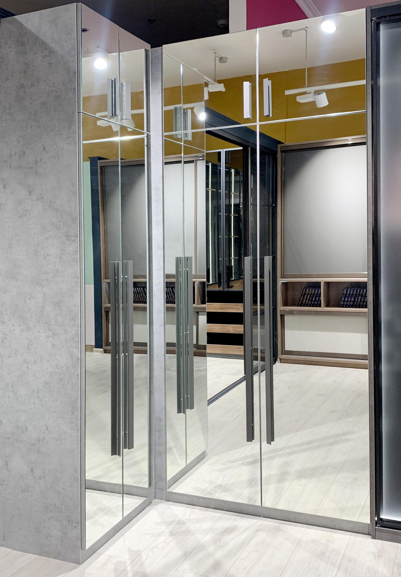 Угловой зеркальный шкаф