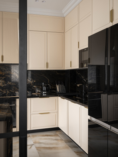 Угловая кухня с островом и столешницей из камня