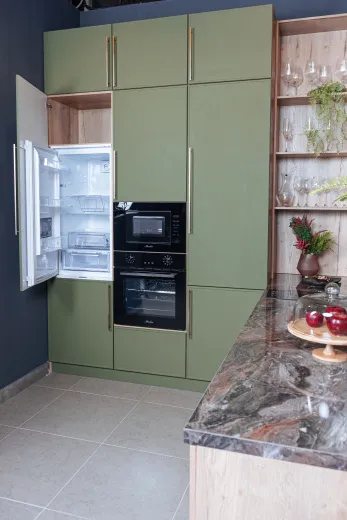 Угловая кухня с глухими фасадами 2800х2700х570