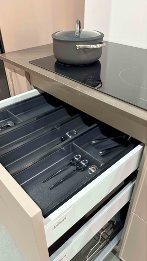 Угловая кухня с островом