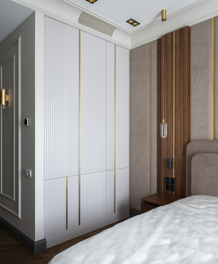 Встроенный шкаф с латунными молдингами