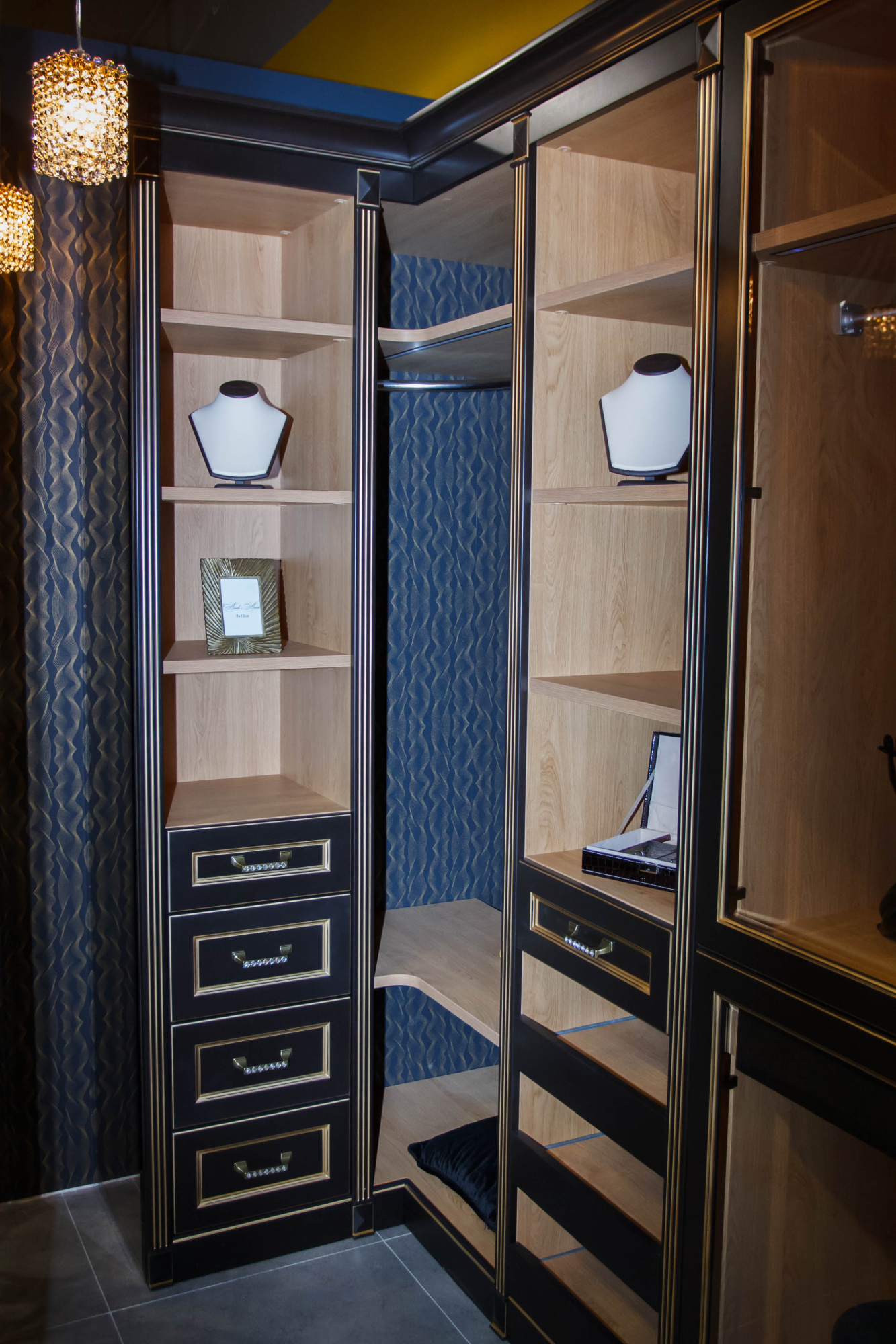 Гардеробная в классическом стиле 01-842