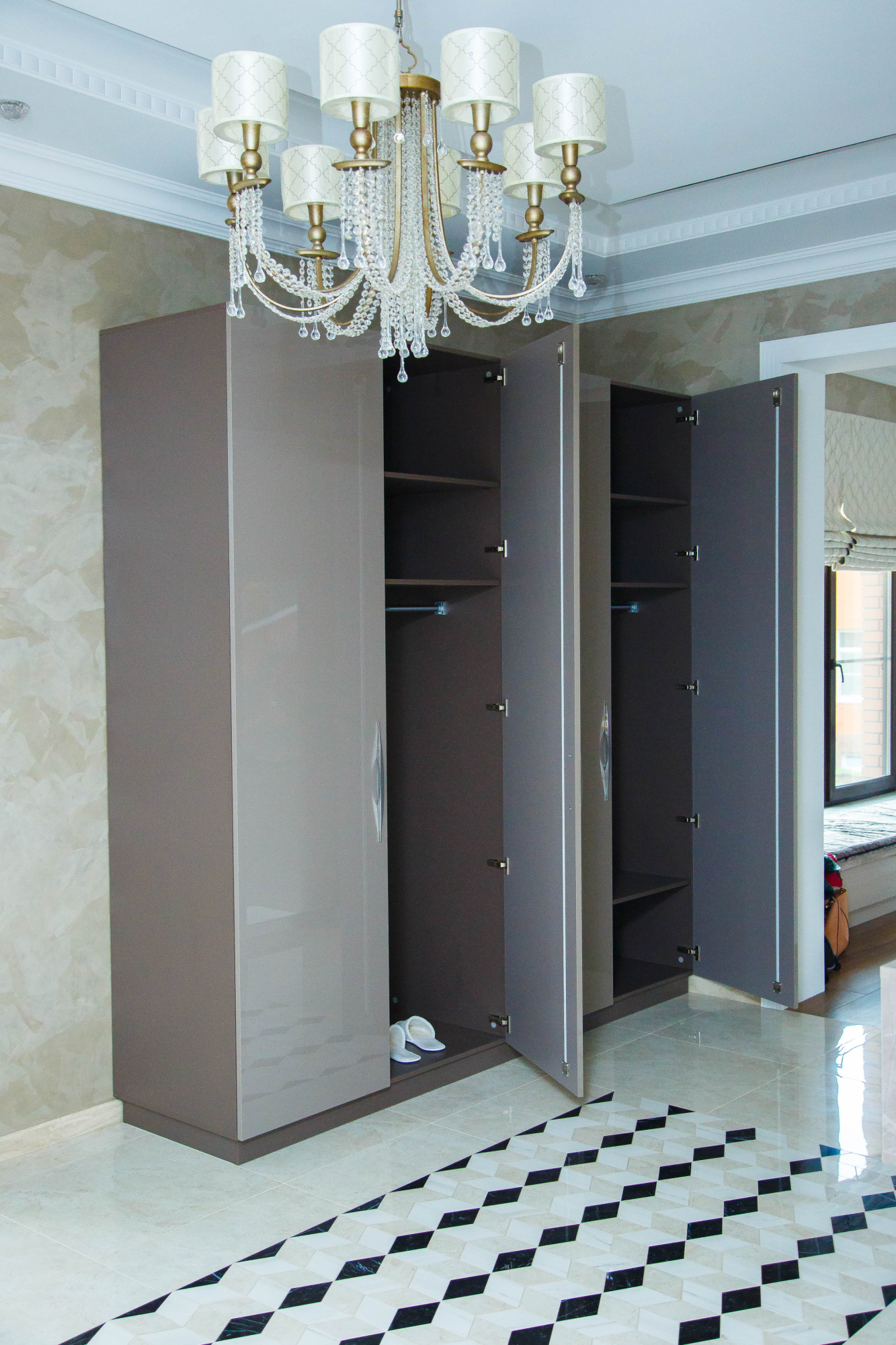 Шкаф распашной с глянцевыми фасадми