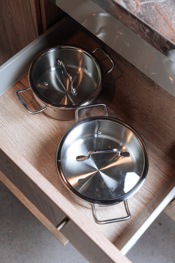 Угловая кухня с глухими фасадами