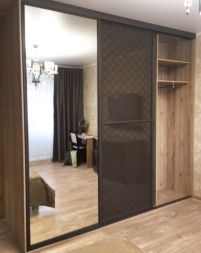 Шкаф-купе с декоративным стеклом