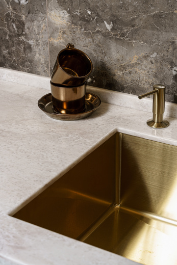 Угловая кухня с островом