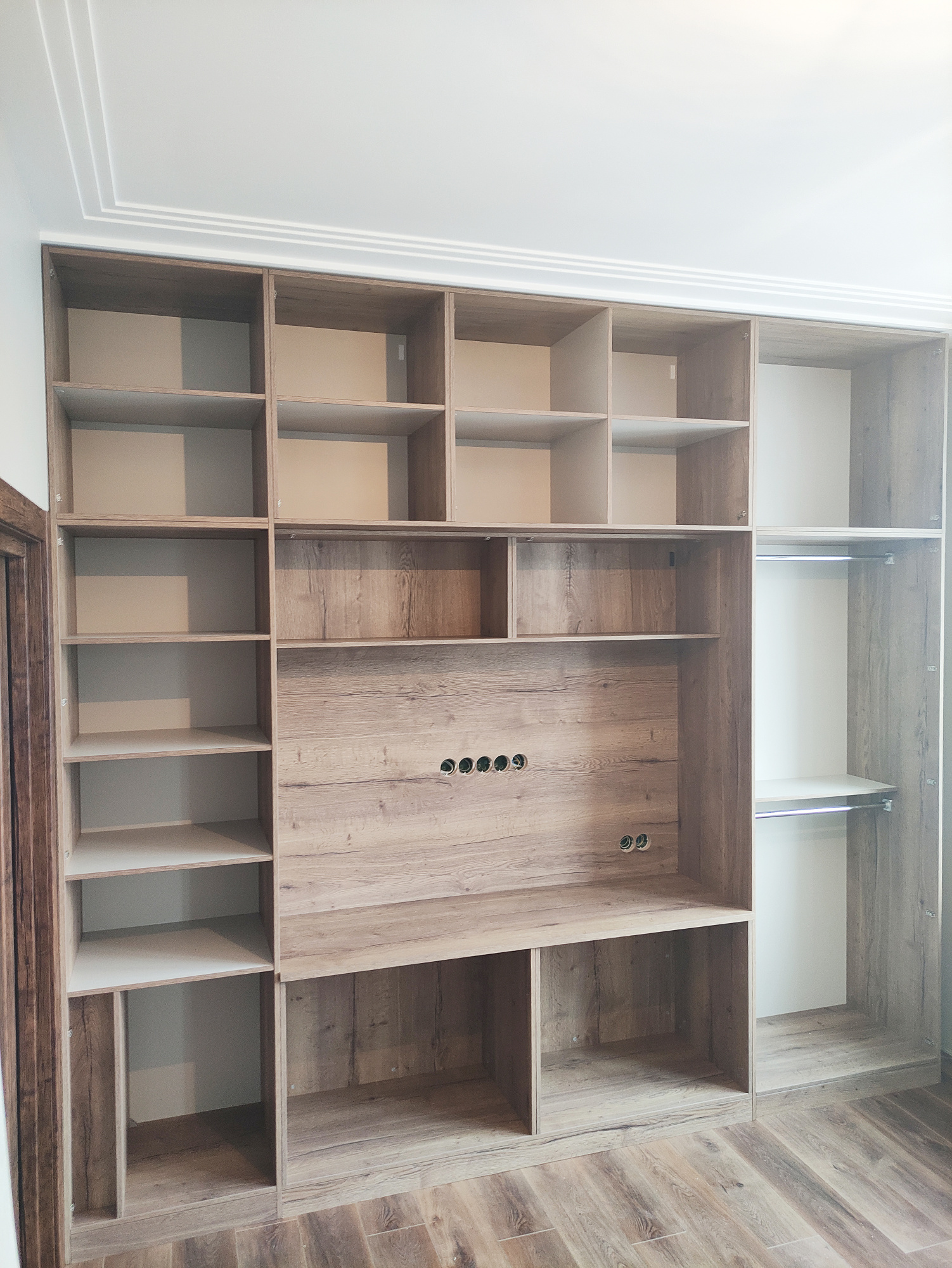 ТВ-зона с распашными фасадами