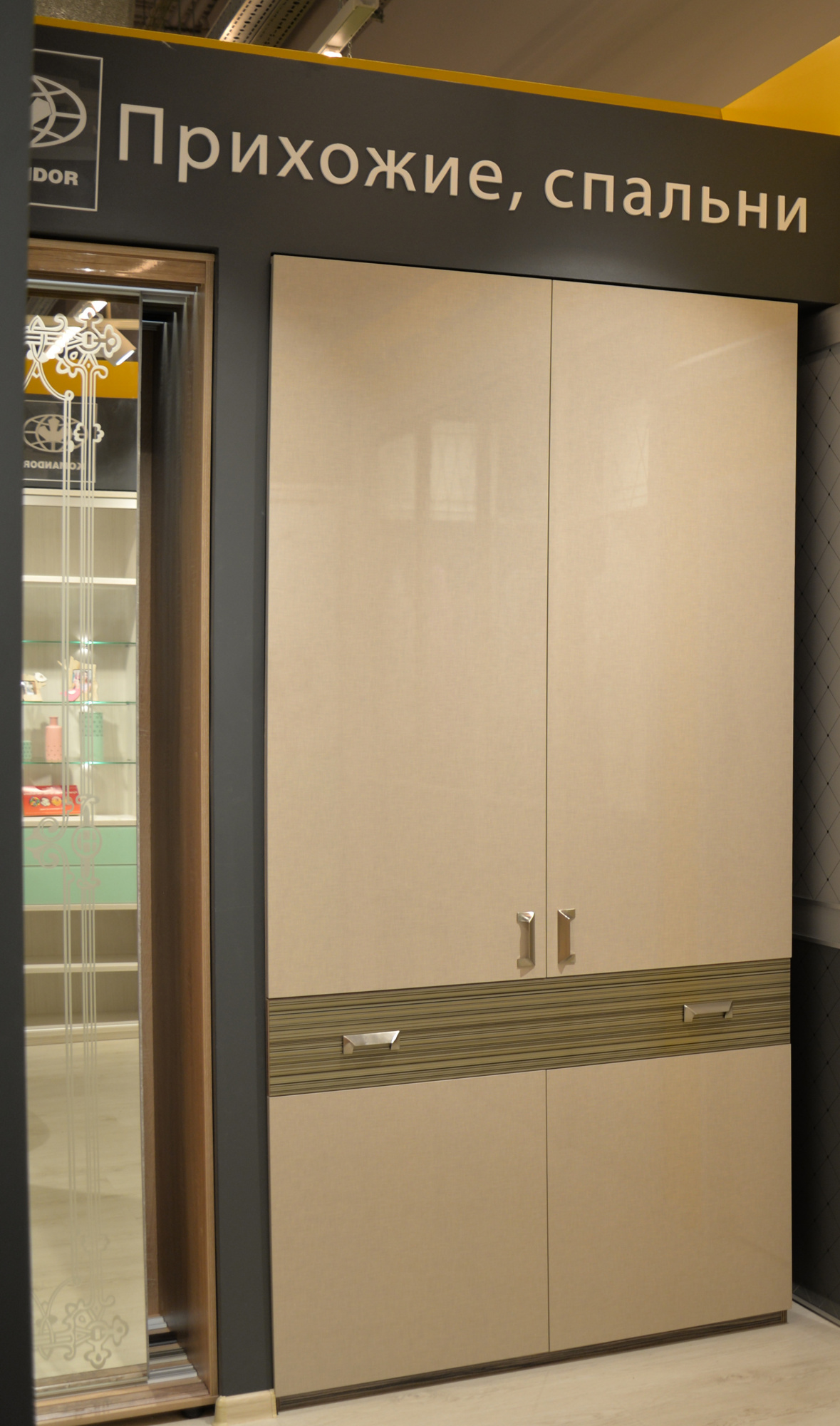 Шкаф распашной глянец