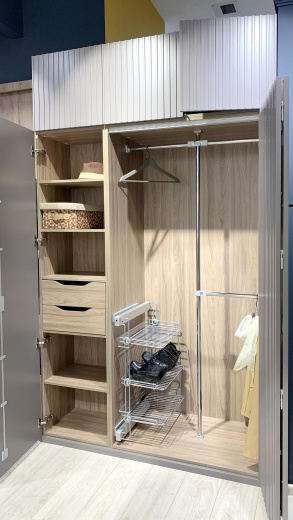 Прихожая с МДФ фасадами и складной дверью