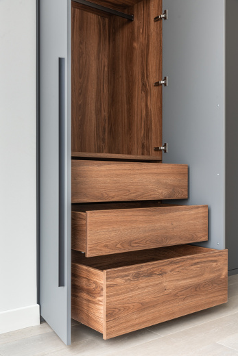 Распашной шкаф с фасадами Supramat