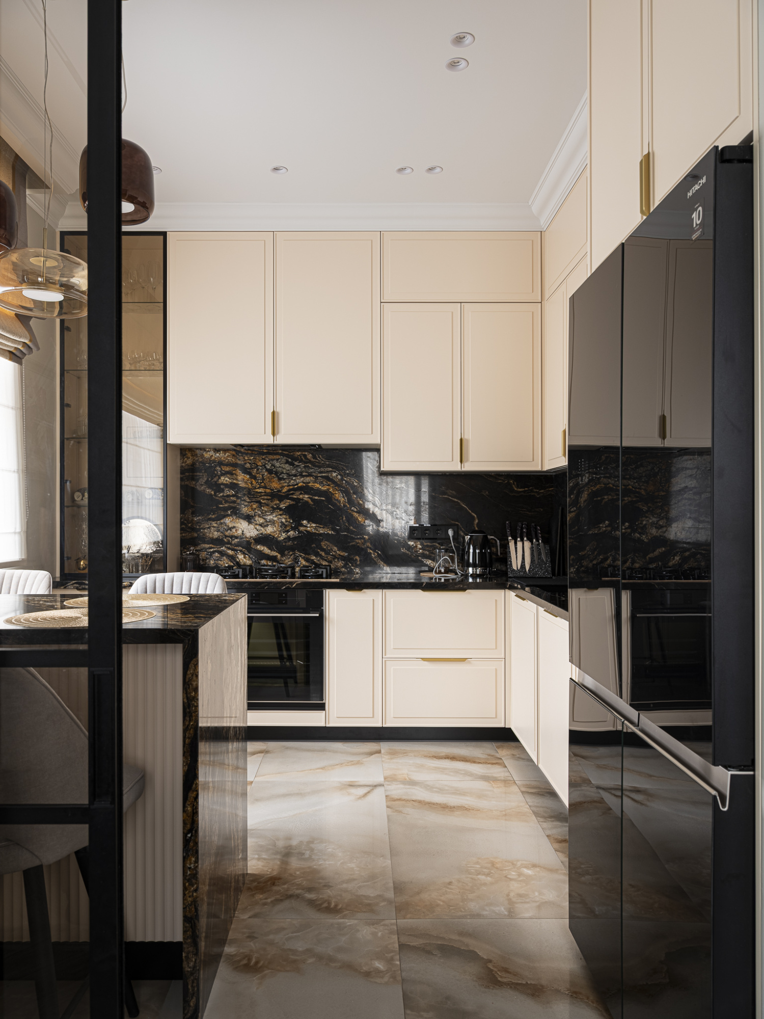 Угловая кухня с островом и столешницей из камня