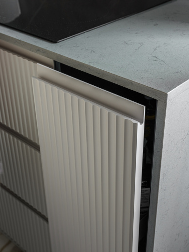 Кухня с барной стойкой и островом