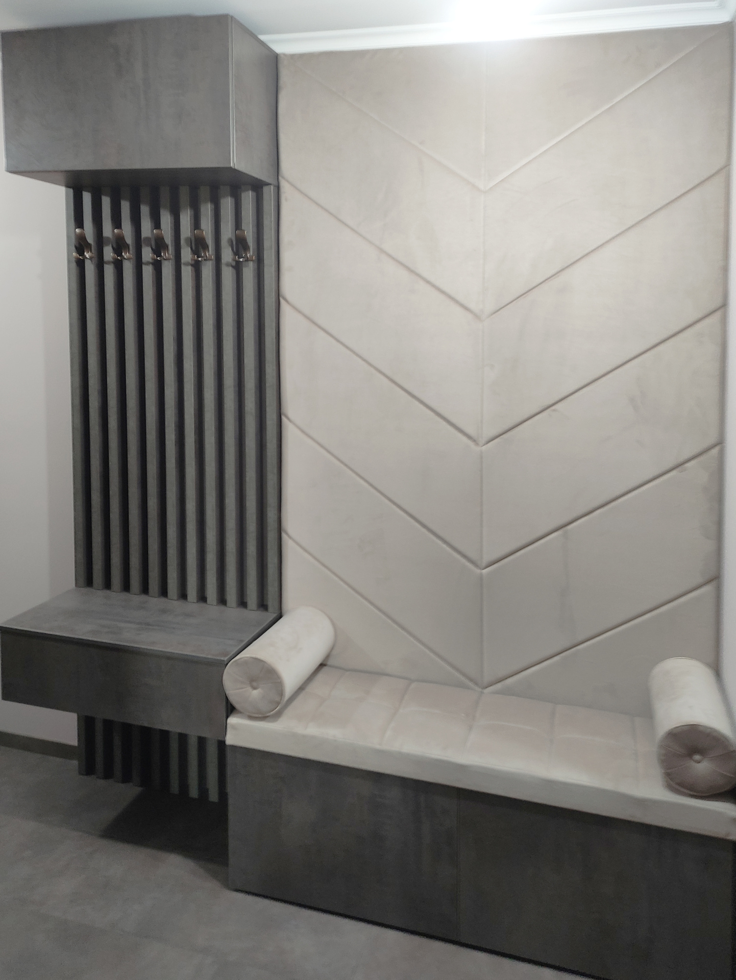 Прихожая с рейками и мягким элементом