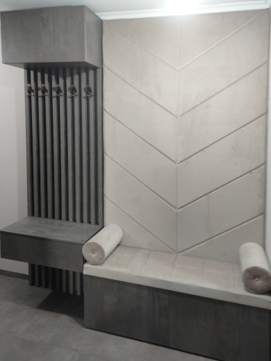 Прихожая с рейками и мягким элементом