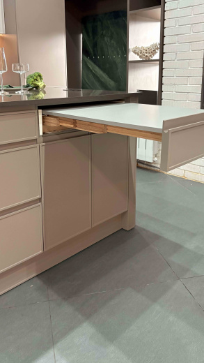 Угловая кухня с островом