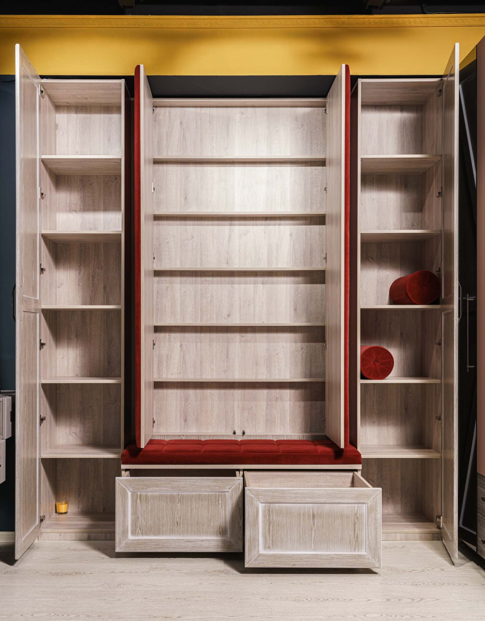 Прихожая из шпона с мягким элементом