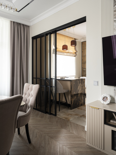 Угловая кухня с островом и столешницей из камня