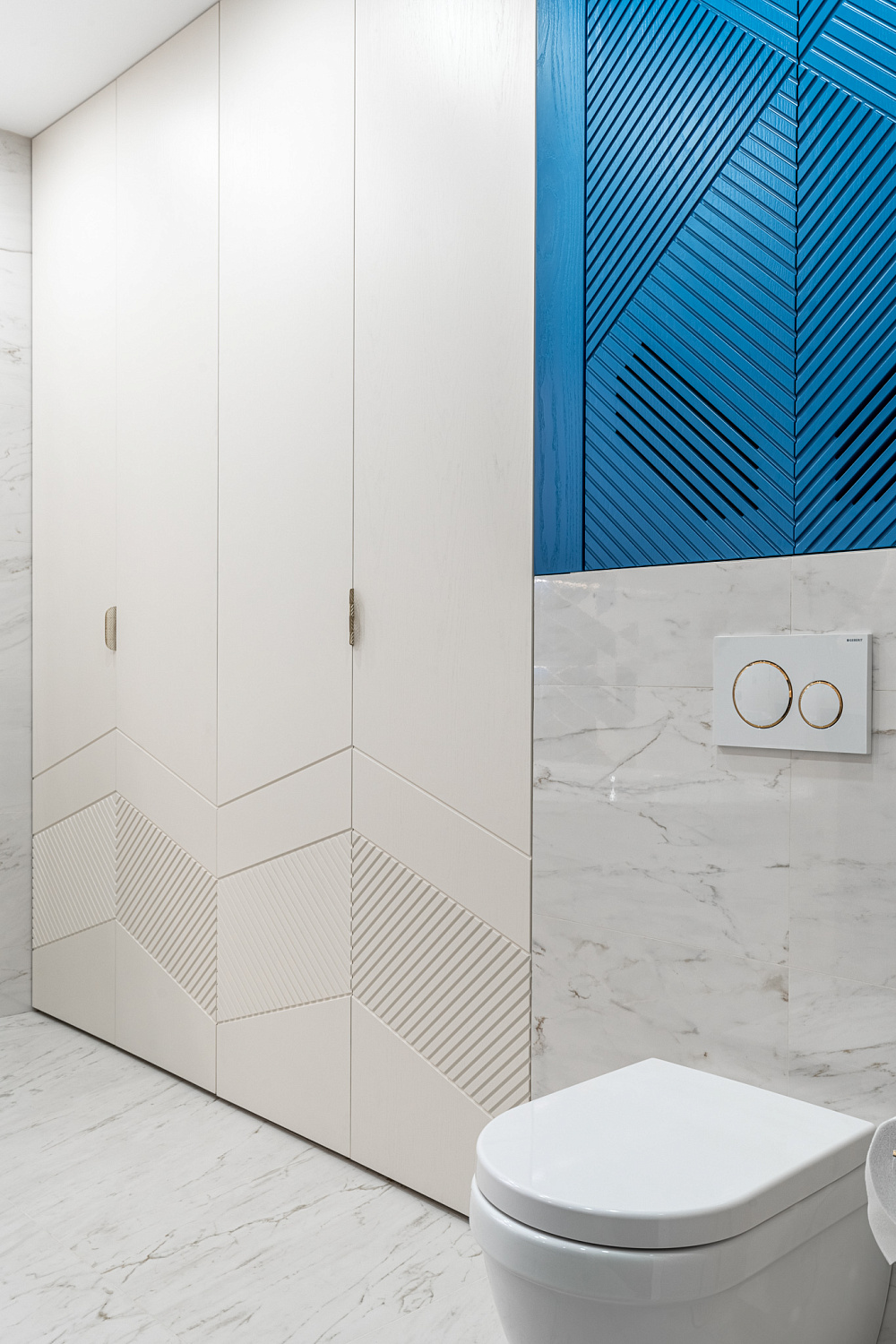 Складной шкаф из шпона в ванную комнату