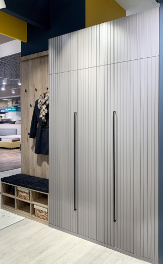 Прихожая с МДФ фасадами и складной дверью