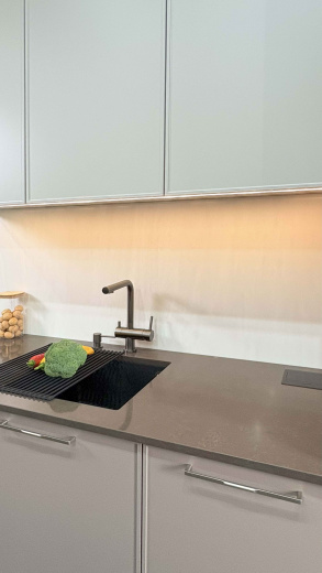 Угловая кухня с островом