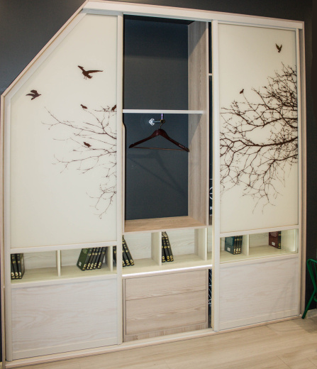 Мансардный шкаф-купе с пескоструйной обработкой