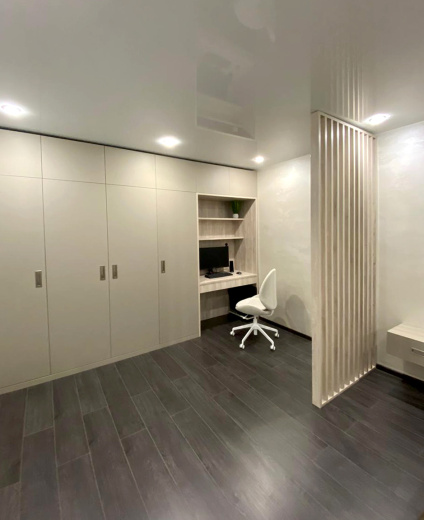 Распашной шкаф со встроенной рабочей зоной 