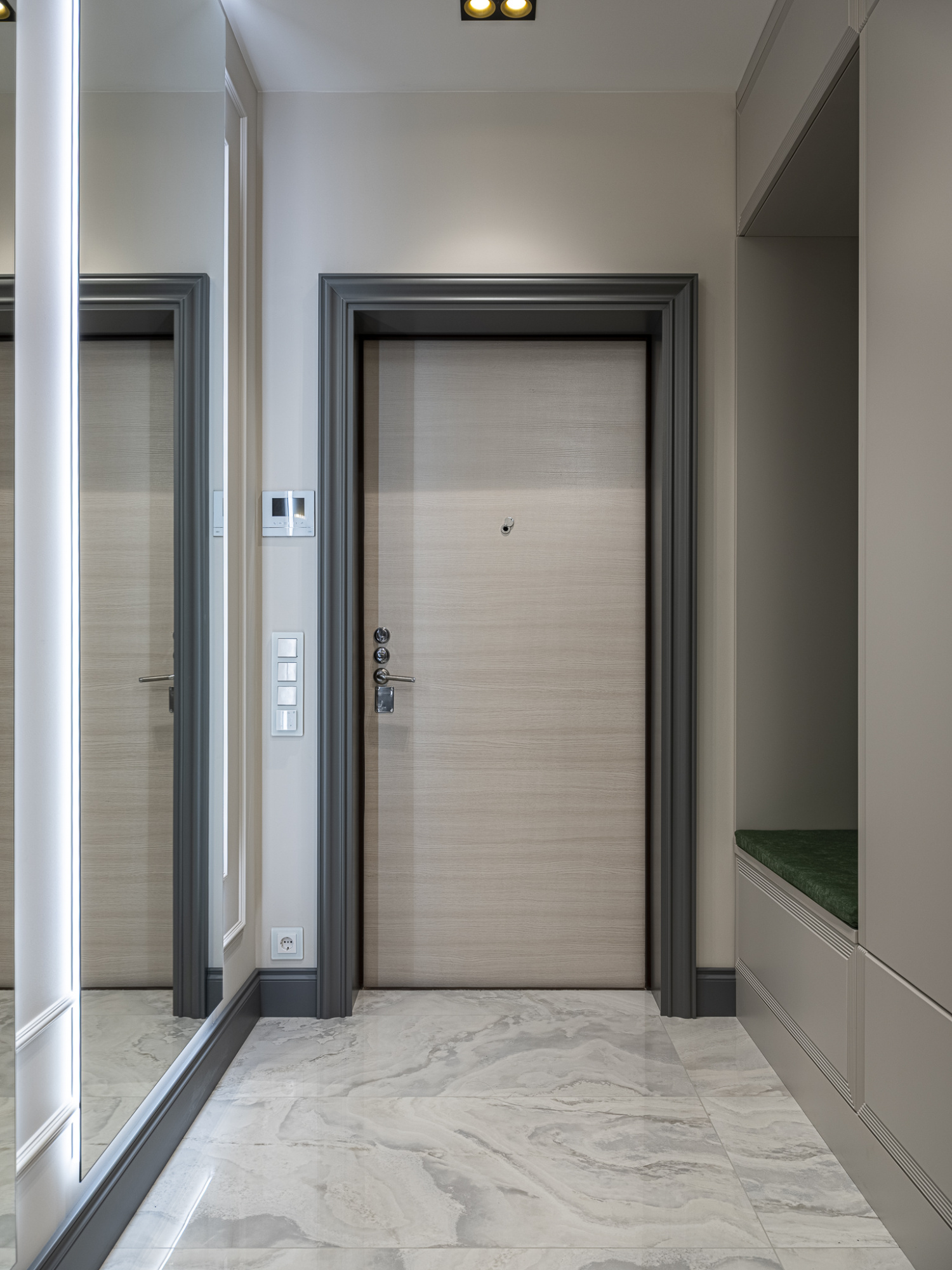 Корпусная прихожая в нише