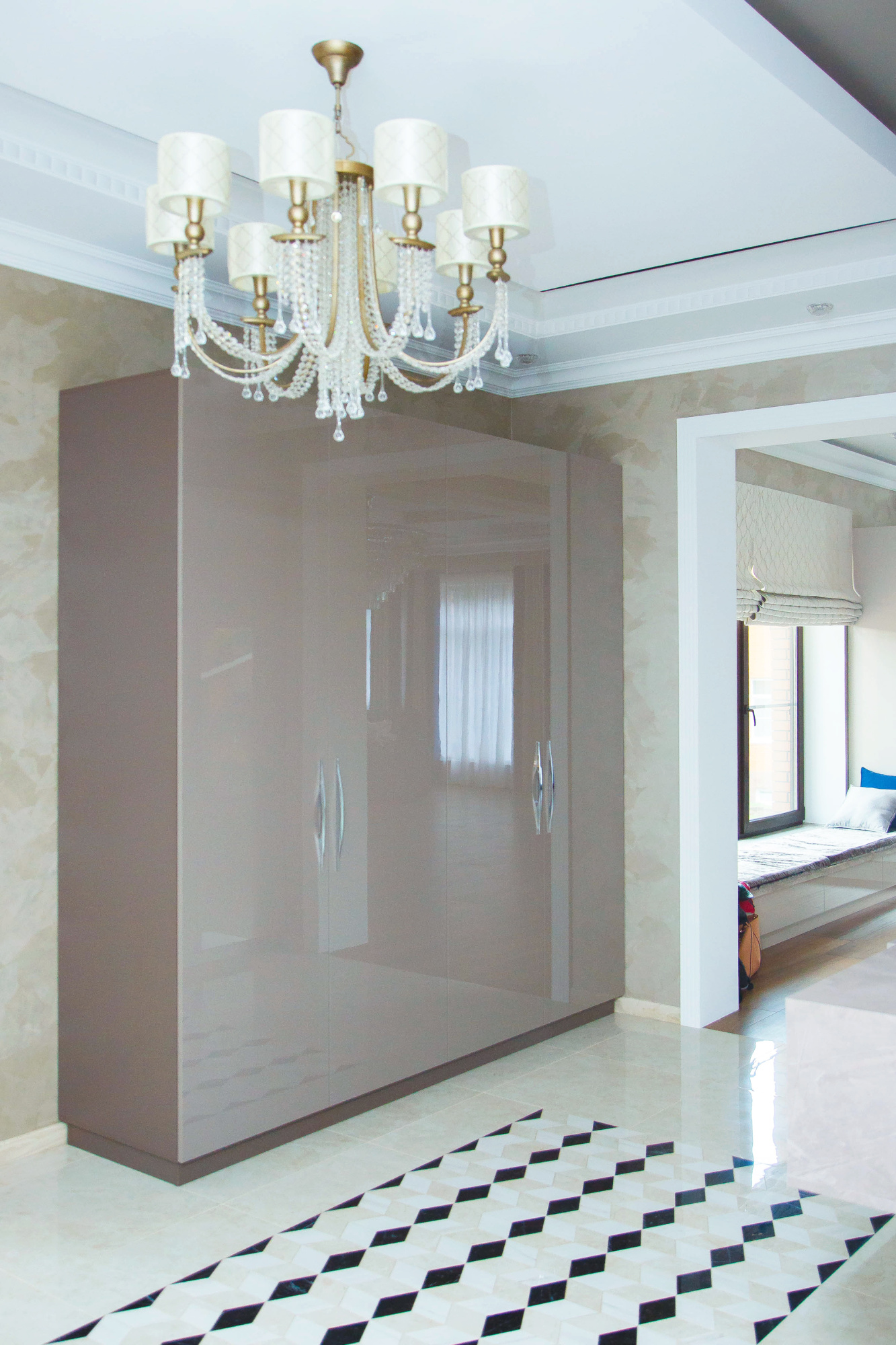 Шкаф распашной с глянцевыми фасадми