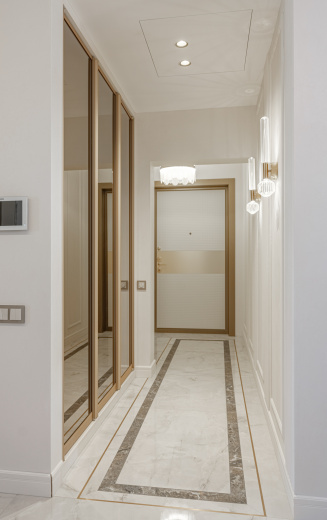 Распашной зеркальный шкаф 