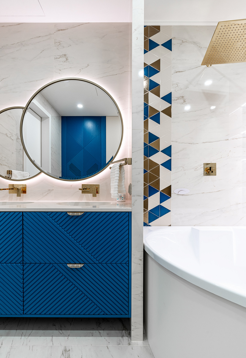 Складной шкаф из шпона в ванную комнату