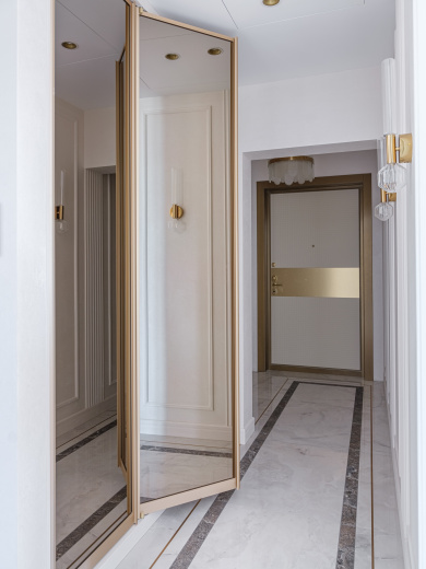 Распашной зеркальный шкаф 