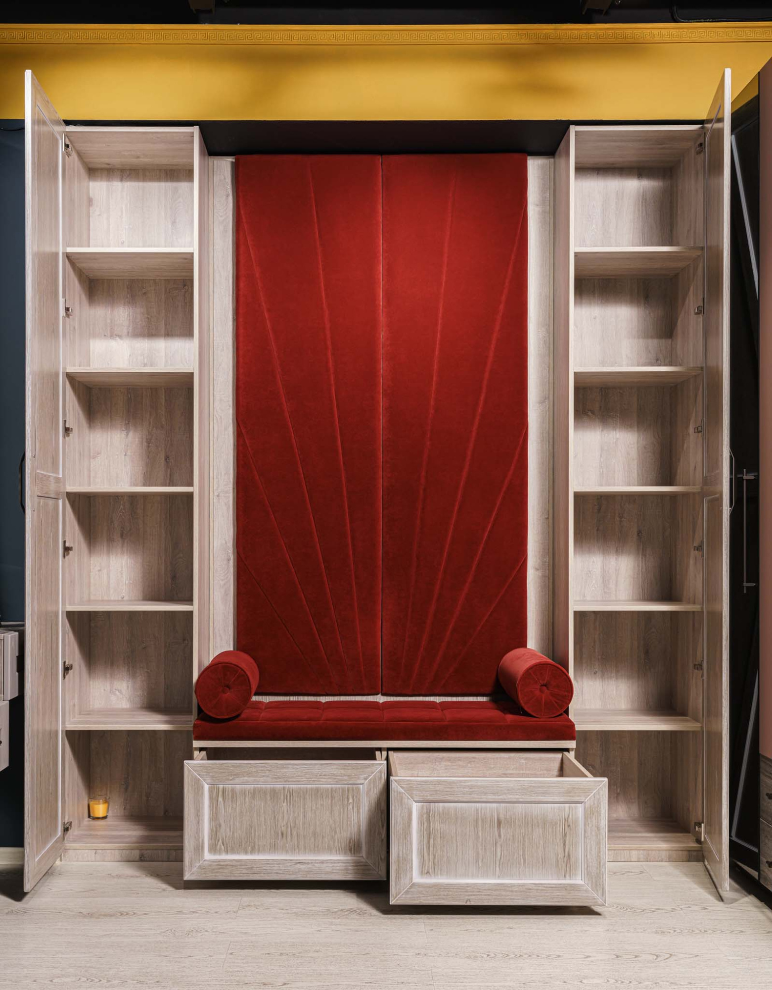 Прихожая из шпона с мягким элементом