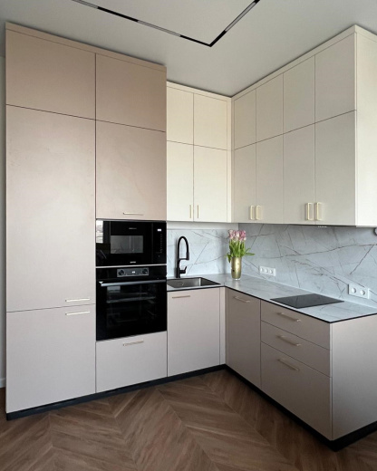 Угловая кухня в теплых тонах