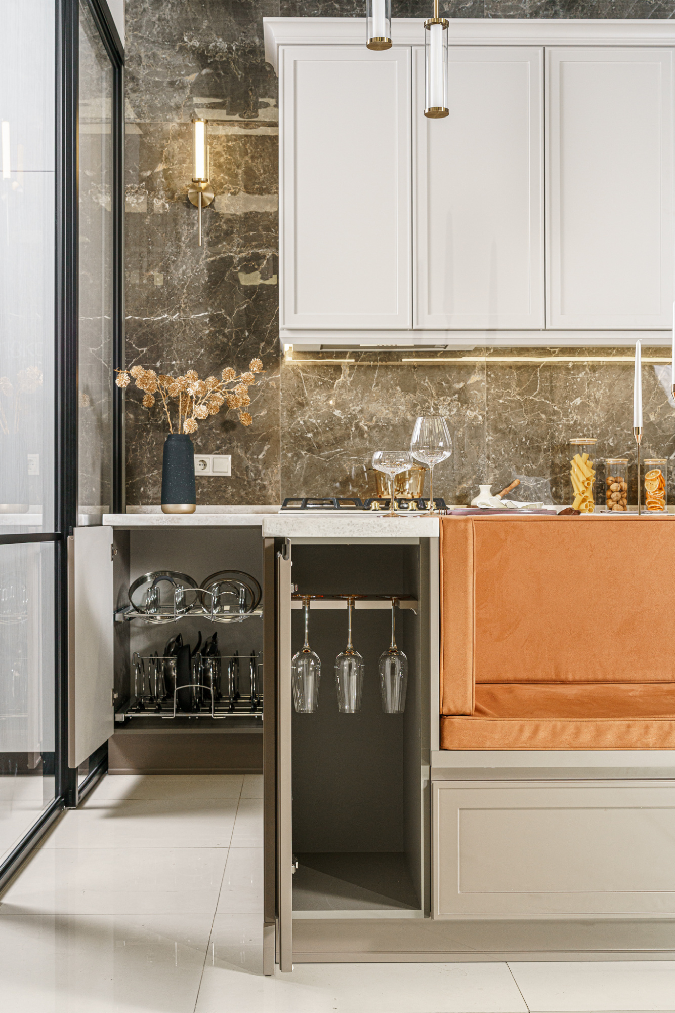 Угловая кухня с островом