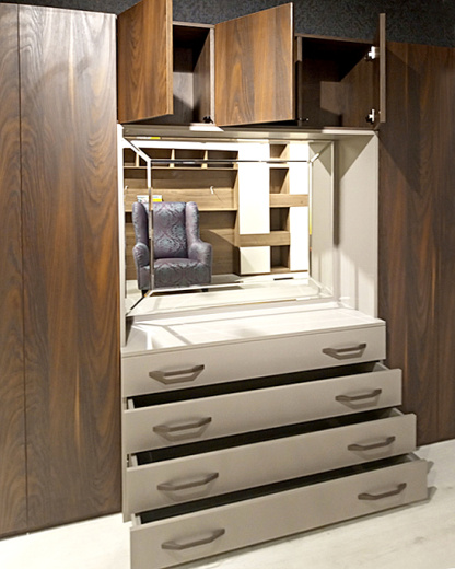 Распашной шкаф с глухими фасадами